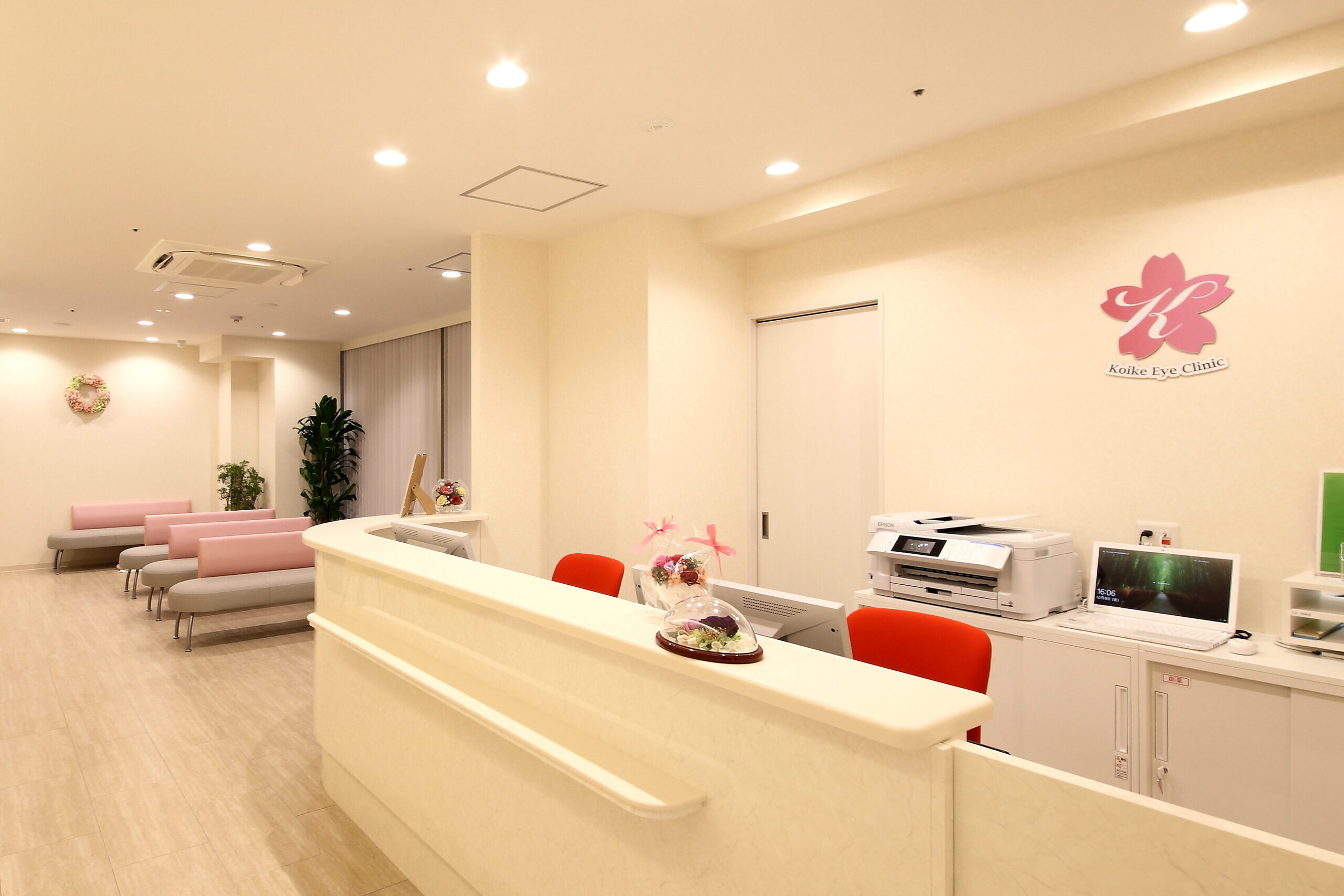 ルルポ泉ヶ丘にある小池眼科の外観写真