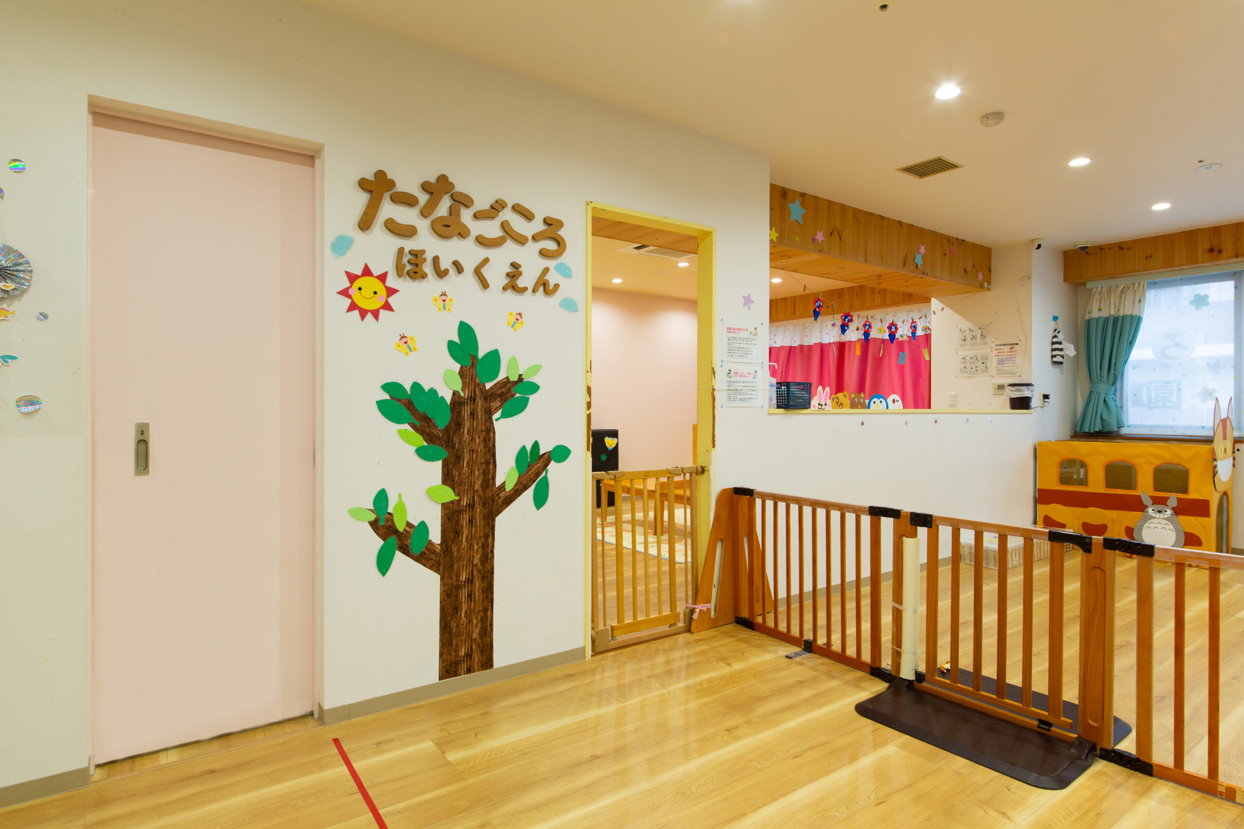 ルルポ泉ヶ丘にある泉北たなごころ保育園の外観写真
